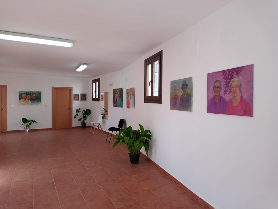 Vista general de la exposición 'Convecinos' en Cástaras