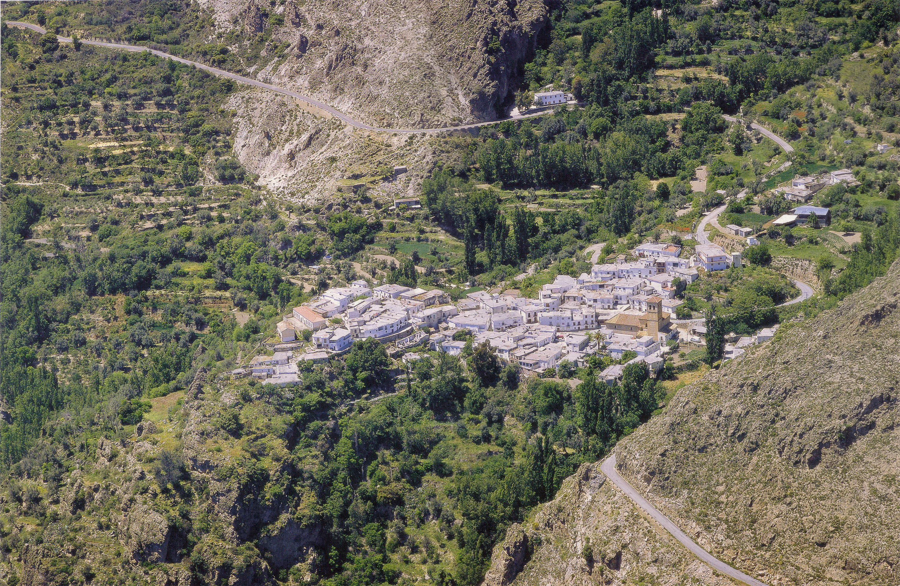 Vista aérea de Cástaras con los pagos del Marjal, la Ermita, el Hundidero, el Olivar, la Calera, Fuente Baja y Moraleda.