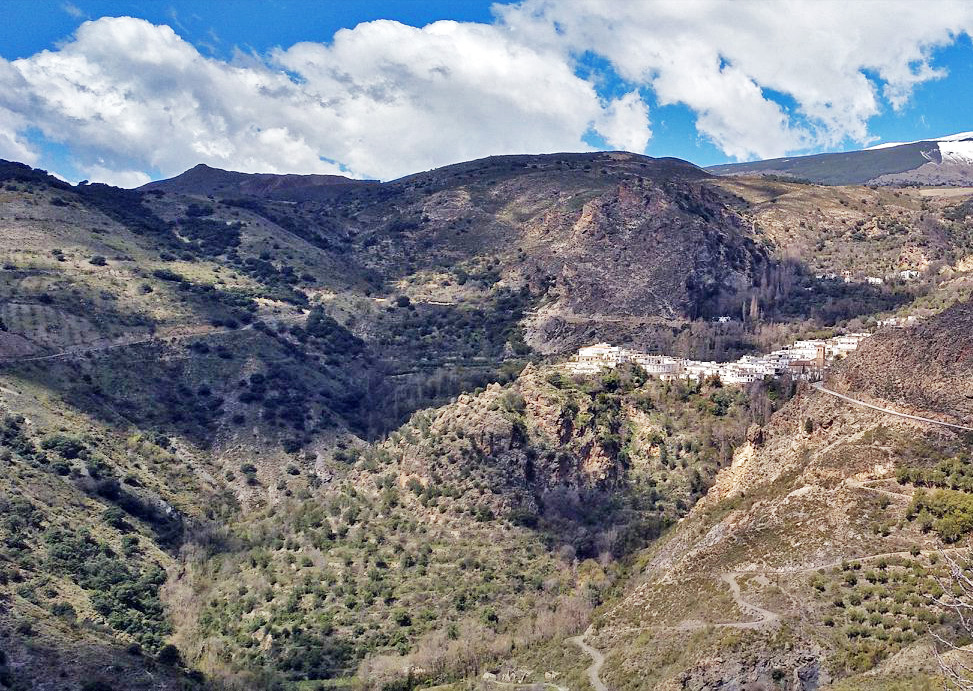 Vista de Cástaras desde la Coromilla de Nieles, incluyendo Cerro Quemado, Loma del Castaño, Olivar, Calera, Fuente Baja y la confluencia de los barrancos.