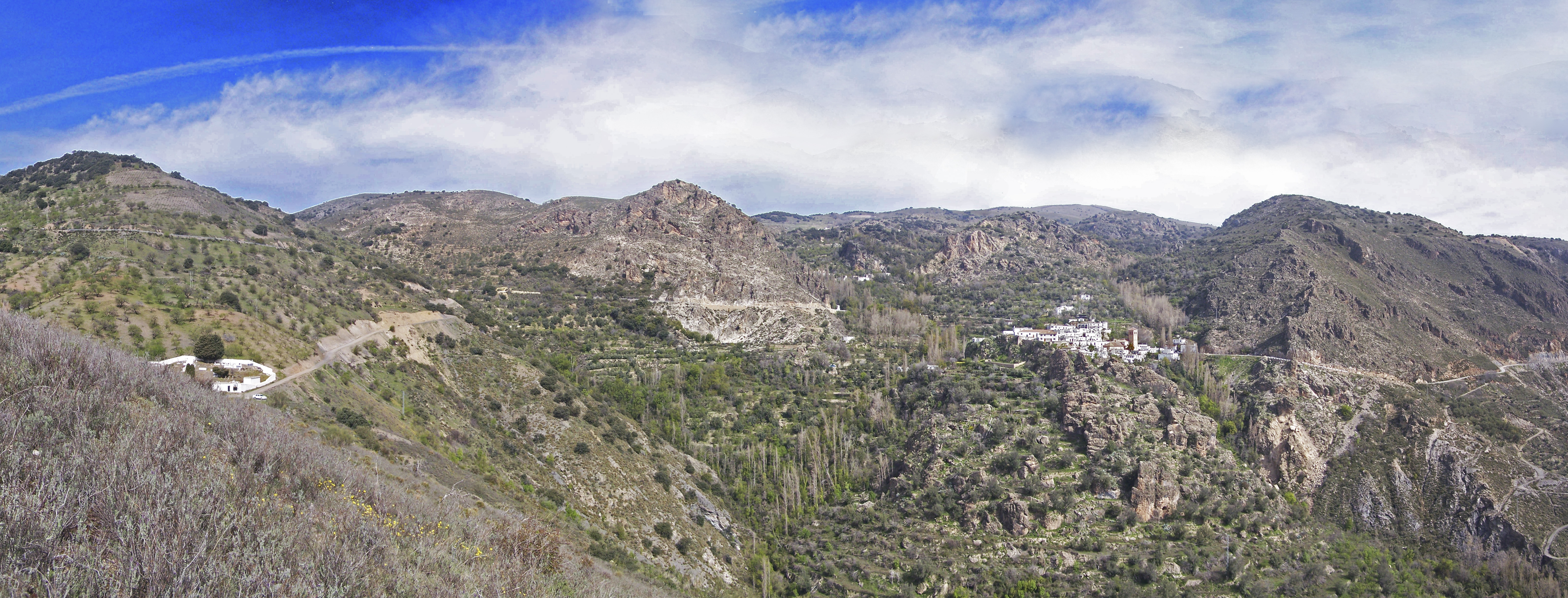 Vista panorámica de Cástaras, mostrando gran parte del campo estudiado en los habices.