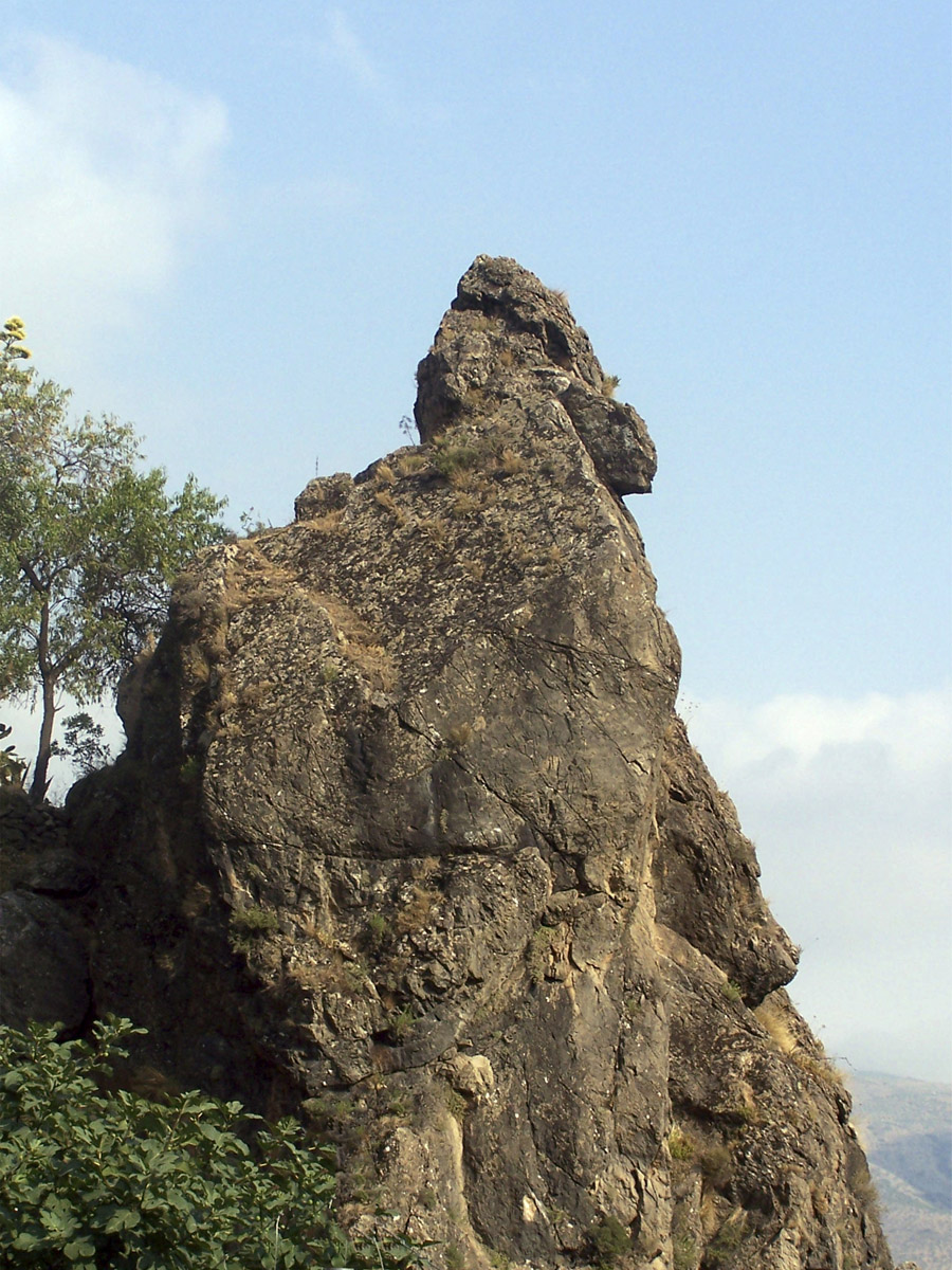 Imagen de una formación rocosa singular y curiosa ubicada en el Albercón, de camino a Lohondo, cerca de Cástaras.