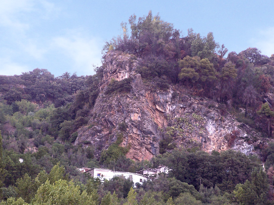 Panorámica de la peña que se alza dominando el Barribalto desde el oeste, vista desde el Albercón, en Cástaras.