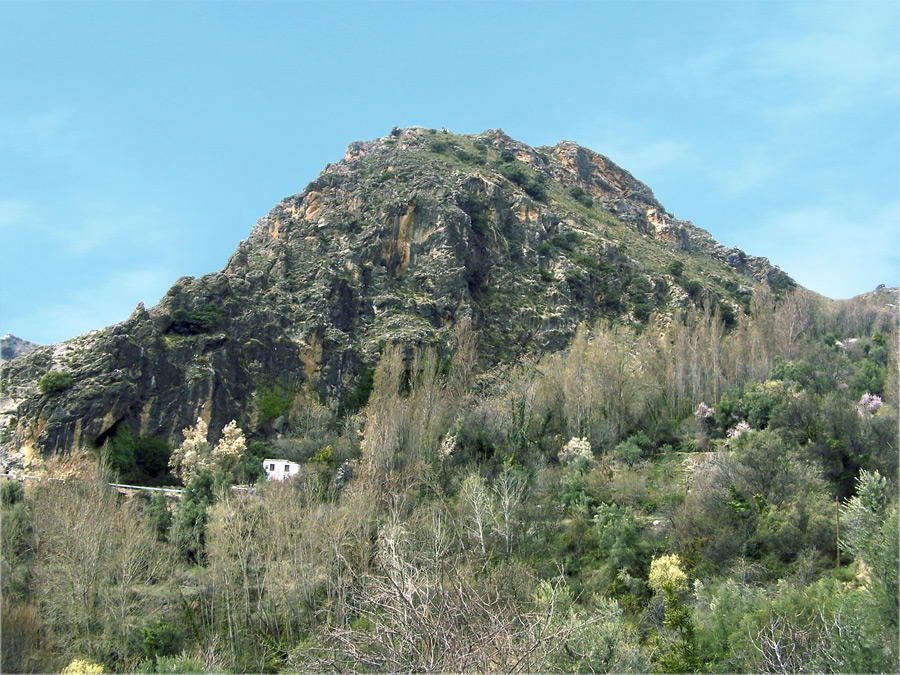 Vista del Tajo de la Yedra en el cerro de los Prados, posiblemente en la sierra de Golyar, fotografiada desde el Hundidero.