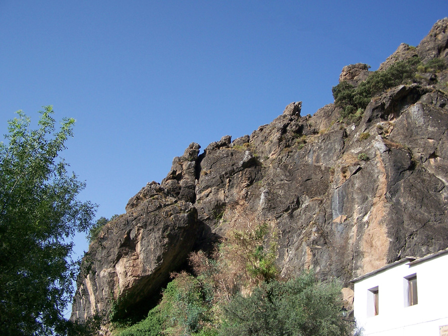 Imponente tajo rocoso conocido como el Tajo de la Yedra, una formación destacada en el paisaje de Cástaras.