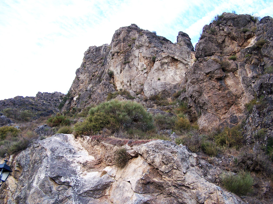 Fotografía de los imponentes tajos del cerro Mansilla, visibles desde el Camino Nuevo, en el entorno de Cástaras.