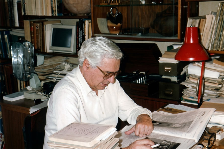 Francisco Izquierdo en su mesa de trabajo